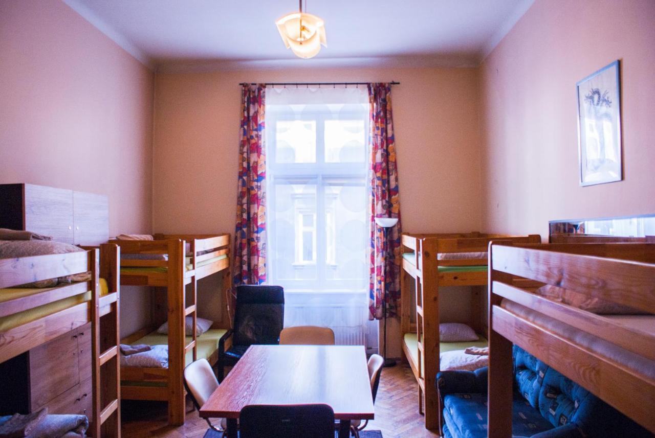 Smocza Jama Hostel Krakow Bagian luar foto