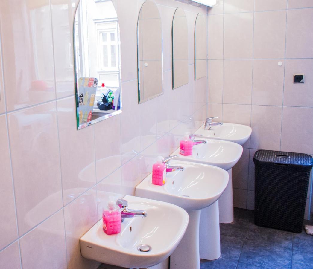 Smocza Jama Hostel Krakow Bagian luar foto