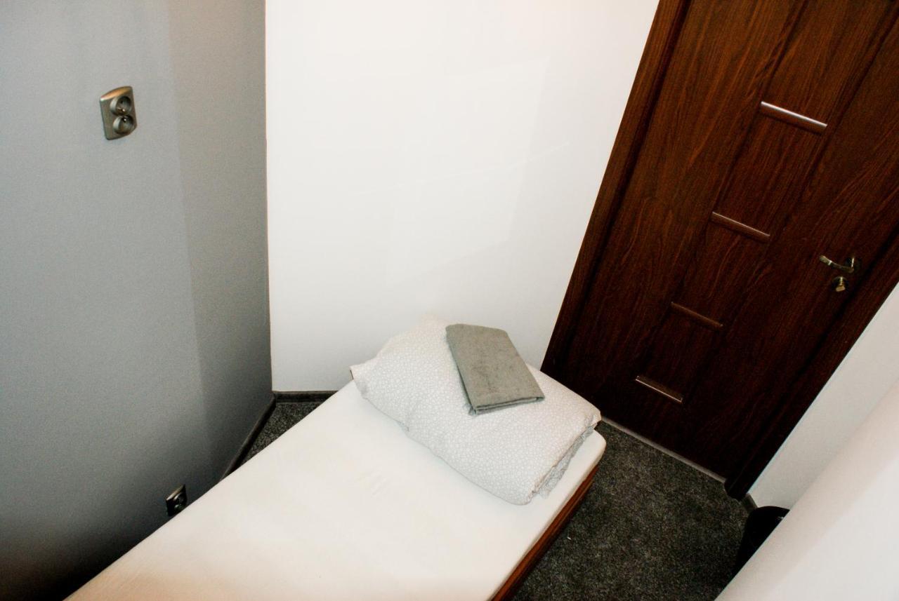 Smocza Jama Hostel Krakow Bagian luar foto